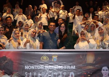 Kapolres Maros bersama Ketua Bhayangkari dan Personel Nobar Film Sayap Sayap Patah 2