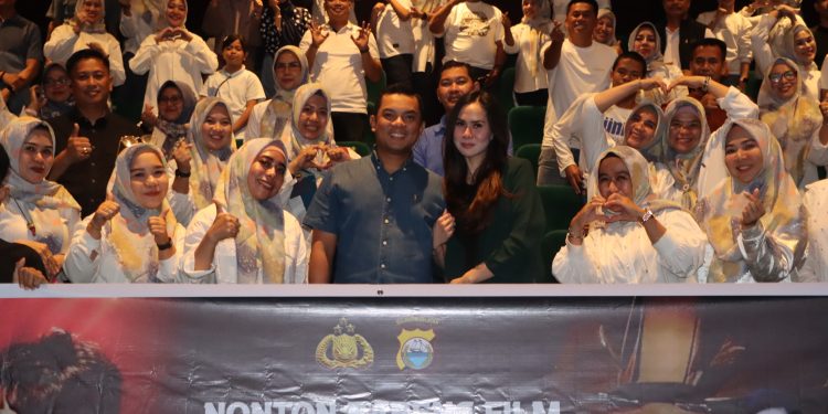 Kapolres Maros bersama Ketua Bhayangkari dan Personel Nobar Film Sayap Sayap Patah 2