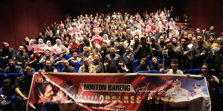 Kapolres Gowa Nobar Film Sayap-Sayap Patah 2 Dengan Masyarakat, Mahasiswa dan Jurnalis