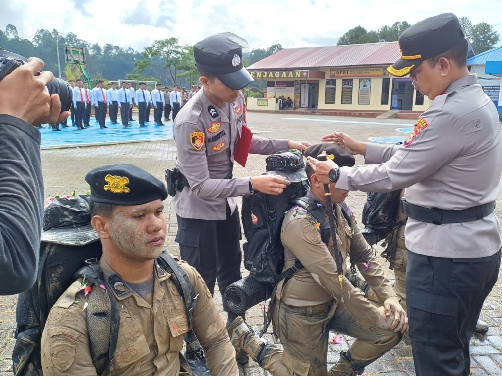 Kapolres Toraja Utara Pimpin Upacara Tradisi Pembaretan 22 Bintara Remaja