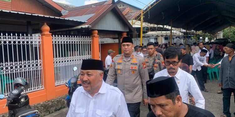 Kapolres Pinrang Melayat dan Sampaikan Belasungkawa Atas Wafatnya Saudara Bupati