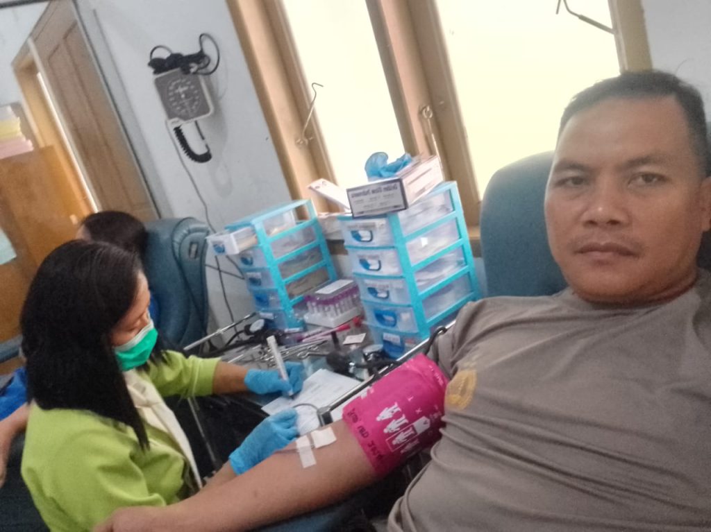 Peduli Terhadap Sesama, Bhabinkamtibmas Polres Tana Toraja Donor Darah untuk Warga