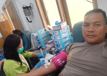 Peduli Terhadap Sesama, Bhabinkamtibmas Polres Tana Toraja Donor Darah untuk Warga
