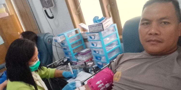 Peduli Terhadap Sesama, Bhabinkamtibmas Polres Tana Toraja Donor Darah untuk Warga