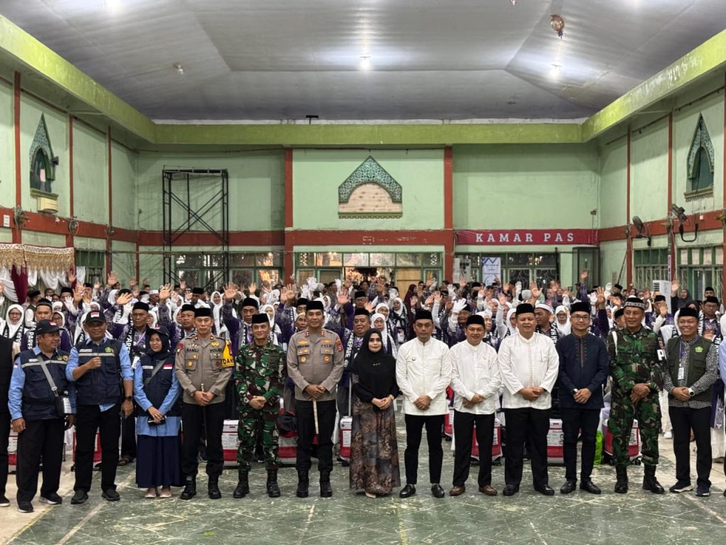 Pastikan Berjalan Aman dan Lancar, Kapolres Parepare Pantau Pelepasan Calon Jemaah Haji