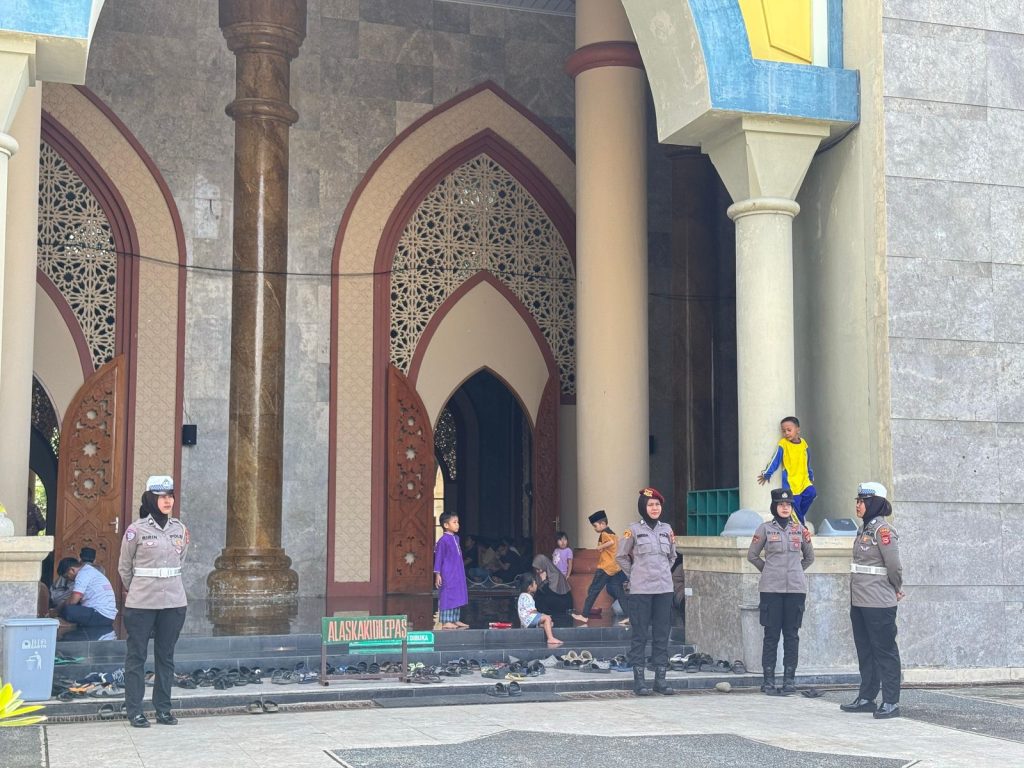 Polwan Polres Luwu Melakukan Pengamanan di Masjid Agung dan Masjid Raya