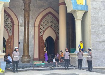Polwan Polres Luwu Melakukan Pengamanan di Masjid Agung dan Masjid Raya