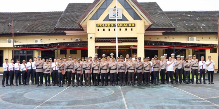 Kapolres Takalar Pimpin Upacara Pelepasan dan Pemberian Penghargaan ke 10 Bintara Remaja