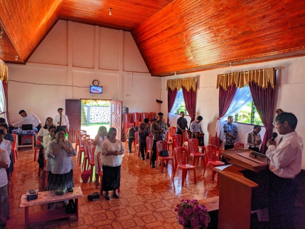 Bhabinkamtibmas Polsek Makale Polres Tator Sampaikan Himbauan Kamtibmas ke Jemaat Tombang Buri