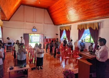 Bhabinkamtibmas Polsek Makale Polres Tator Sampaikan Himbauan Kamtibmas ke Jemaat Tombang Buri