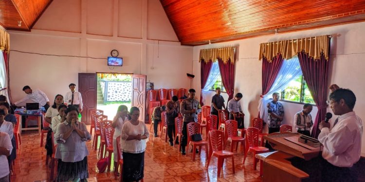 Bhabinkamtibmas Polsek Makale Polres Tator Sampaikan Himbauan Kamtibmas ke Jemaat Tombang Buri