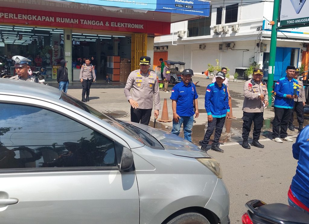 Peringati May Day, Kapolres Gowa Bersama Buruh Bagikan Bunga kepada Pengendara