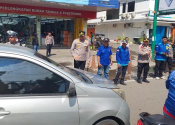 Peringati May Day, Kapolres Gowa Bersama Buruh Bagikan Bunga kepada Pengendara