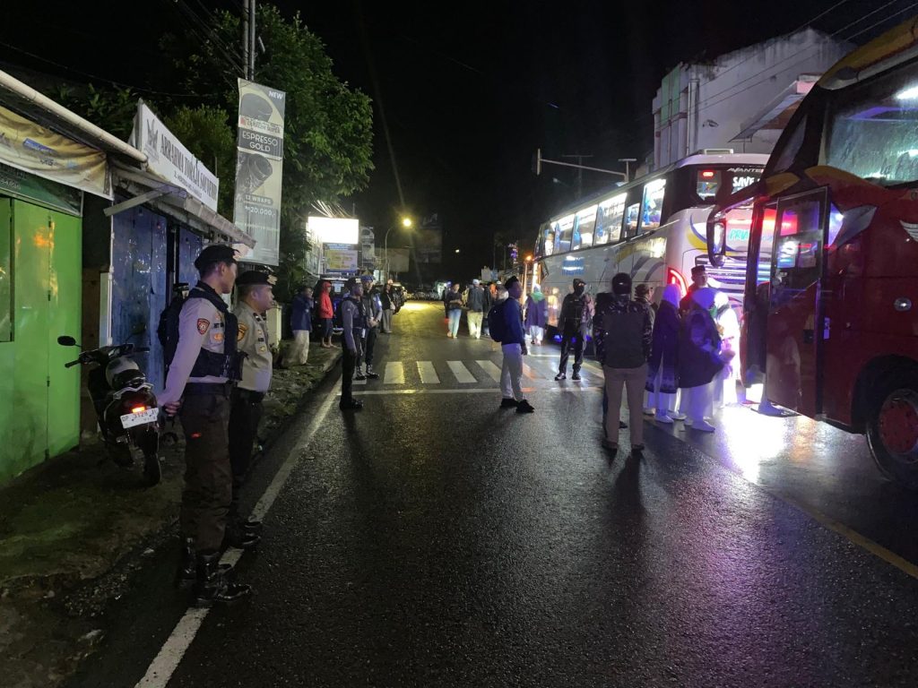 Kapolres Tana Toraja Turunkan Personel Kawal Pemberangkatan Calon Jamaah Haji 