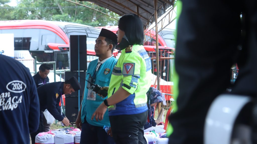 Personel Polres Wajo Kawal dan Amankan Pelepasan Keberangkatan Jama'ah Calon Haji Kloter 37