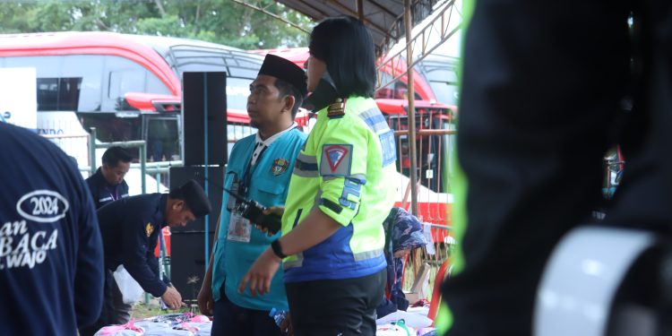 Personel Polres Wajo Kawal dan Amankan Pelepasan Keberangkatan Jama'ah Calon Haji Kloter 37