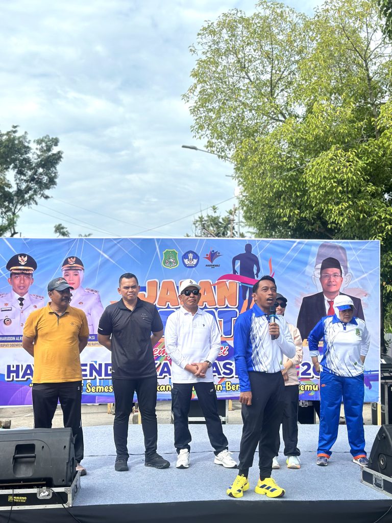 Peringati Hardiknas dan Hari Buruh, Kapolres Sidrap Bersama Forkopimda Jalan Santai