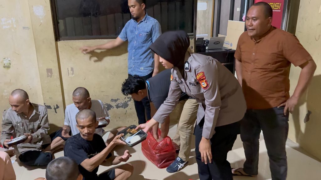 Personel Satnarkoba Polres Gowa Bagikan Nasi Kotak kepada Tahanan