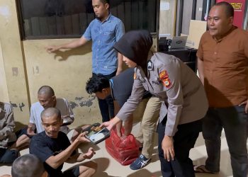 Personel Satnarkoba Polres Gowa Bagikan Nasi Kotak kepada Tahanan