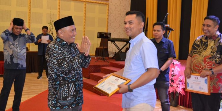Kapolres Maros Terima Penghargaan Dari Organisasi Serikat Pekerja Seluruh Indonesia