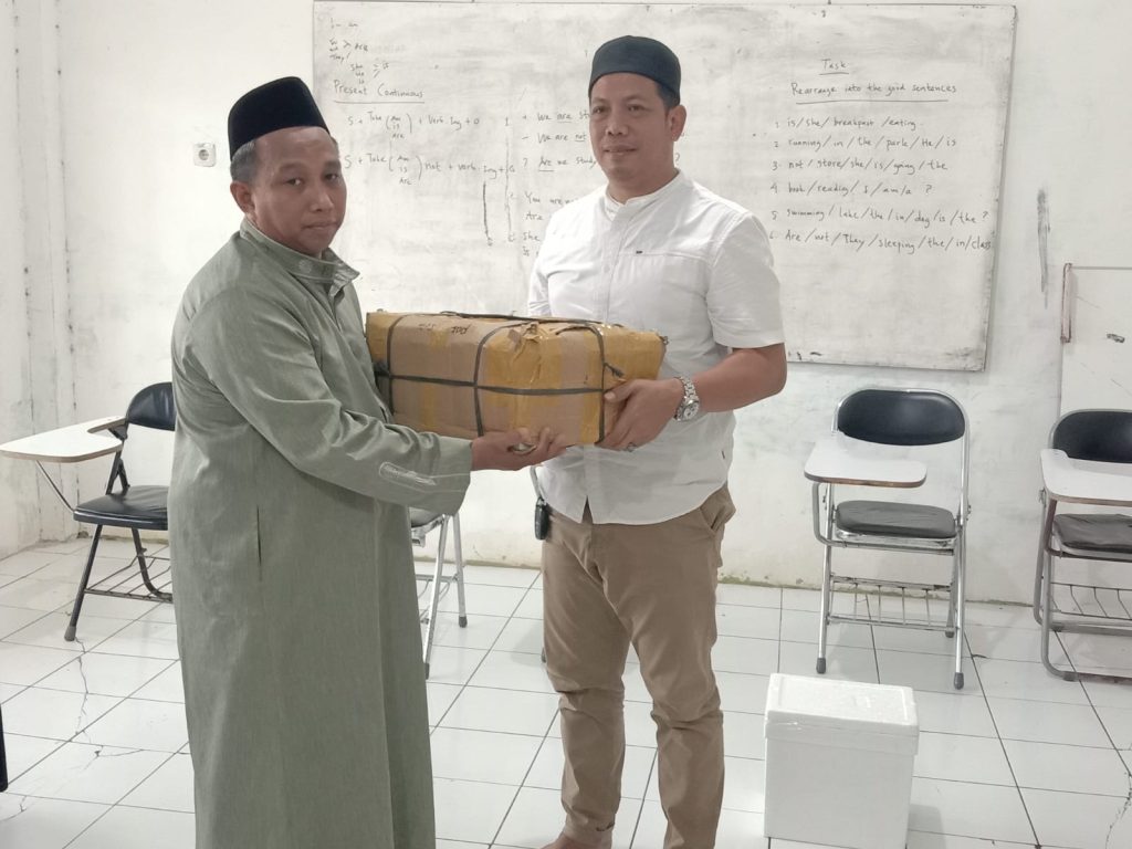 Sat Narkoba Polres Maros Beri Bantuan Ikan Lele dan Al-Qur'an ke Pondok Tahfidz Peduli Ummat Tumalia