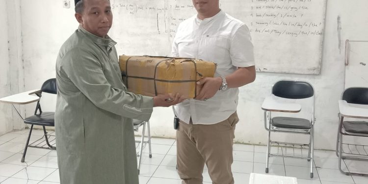 Sat Narkoba Polres Maros Beri Bantuan Ikan Lele dan Al-Qur'an ke Pondok Tahfidz Peduli Ummat Tumalia