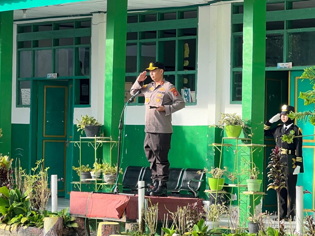 Peringati Hari Kebangkitan Nasional, Kapolres Tana Toraja Jadi Pembina Upacara di Sekolah