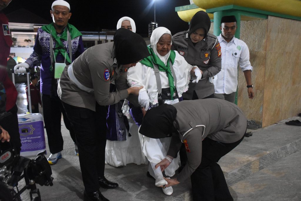 Kapolres Bulukumba Turunkan Personel Kawal Ketat 352 Calon Jamaah Haji ke Embarkasi Makassar