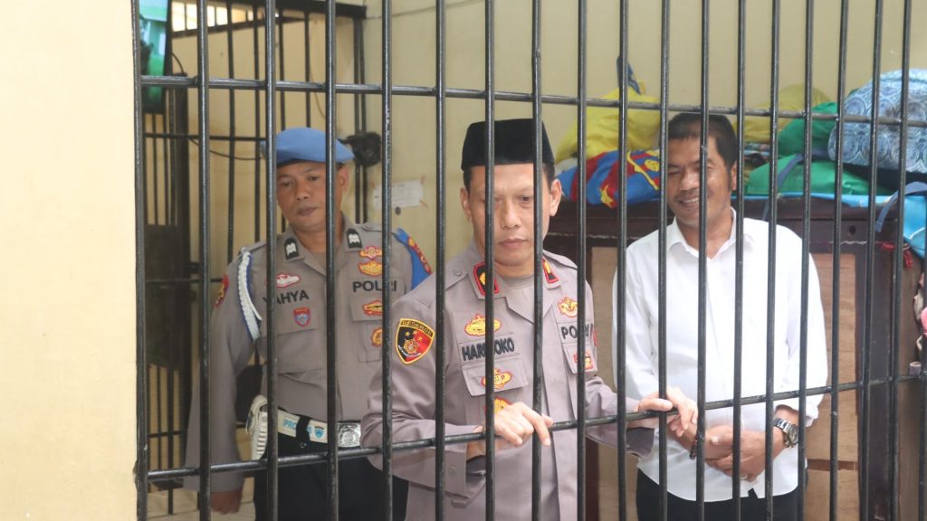 Cek Ruang Tahanan, Wakapolres Wajo Tekankan Jaga Kebersihan dan Kesehatan