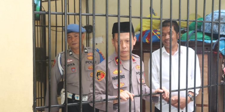 Cek Ruang Tahanan, Wakapolres Wajo Tekankan Jaga Kebersihan dan Kesehatan