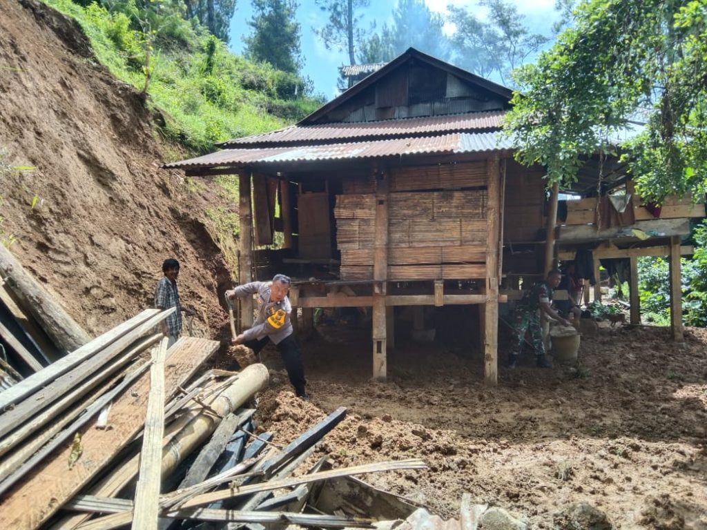 Bhabinkamtibmas Polsek Saluputi Polres Tator Turun Bantu Warga Yang Terdampak Longsor