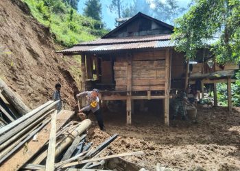 Bhabinkamtibmas Polsek Saluputi Polres Tator Turun Bantu Warga Yang Terdampak Longsor