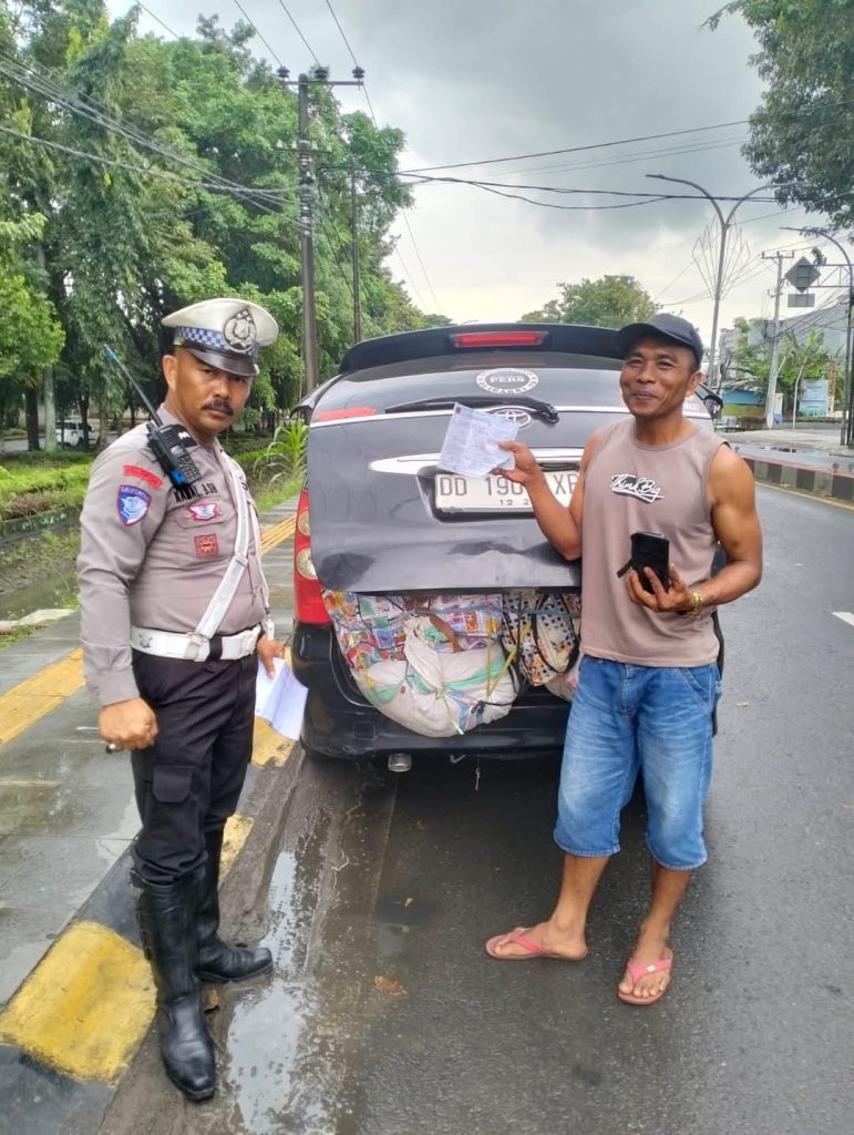 Sat Lantas Polres Takalar Tindak Tegas Pengendara Kelebihan Muatan