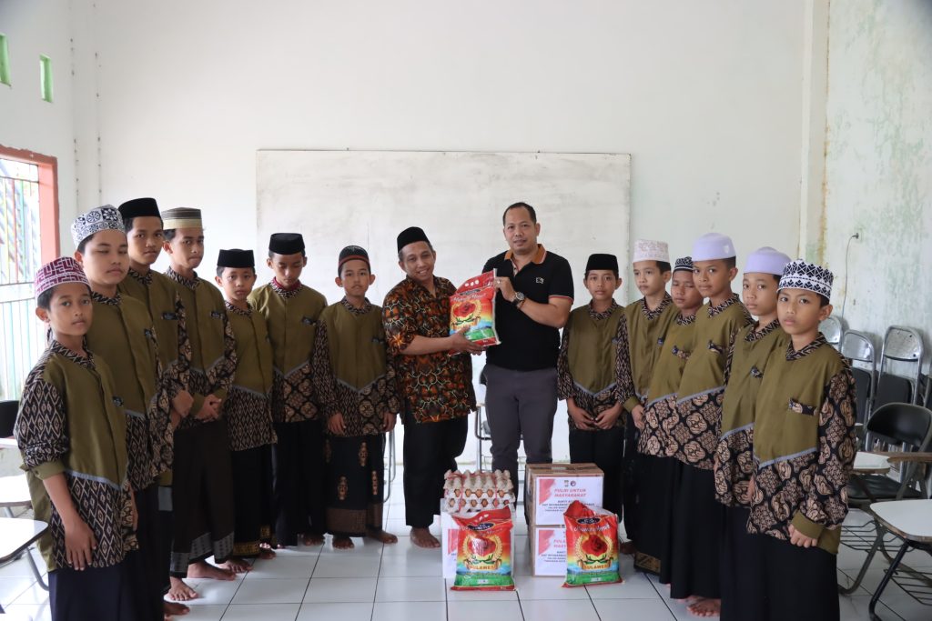 Satres Narkoba Polres Maros Salurkan Hasil Panen Ikan Lele ke Panti Asuhan dan Pondok Tahfidz 