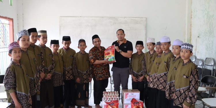 Satres Narkoba Polres Maros Salurkan Hasil Panen Ikan Lele ke Panti Asuhan dan Pondok Tahfidz 