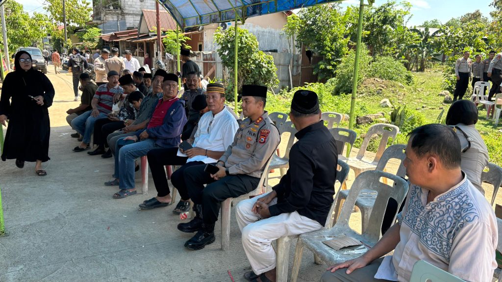 Turut Berduka Cita, Kapolres Maros Melayat ke Rumah Duka Personel