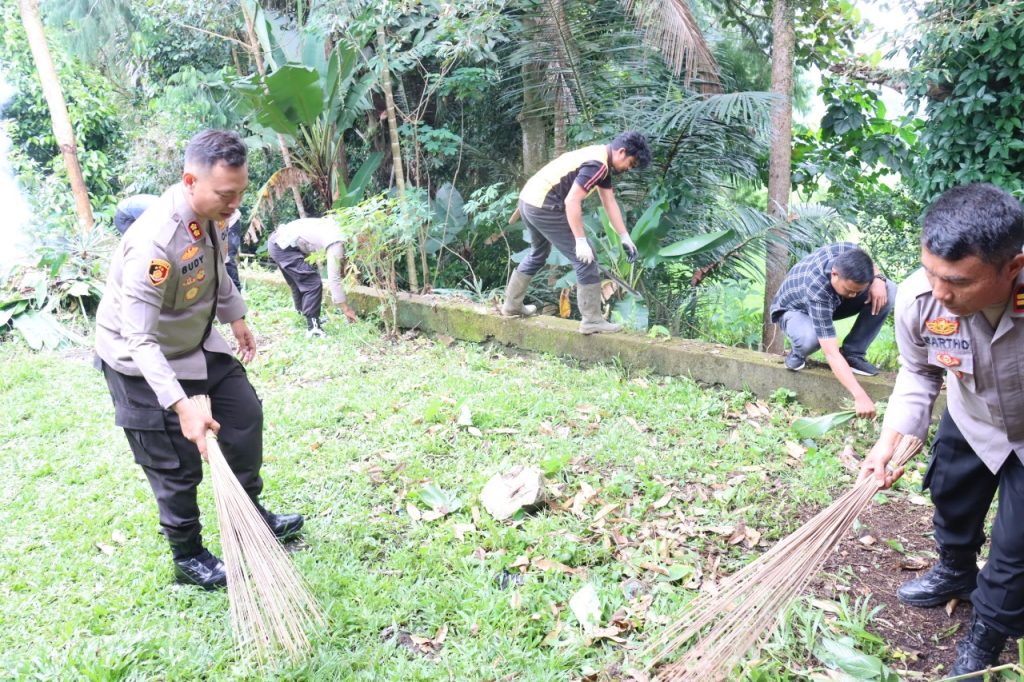Dalam Rangka HUT Bhayangkara ke-79, Kapolres Tator bersama Personel Gelar Bakti Religi di Gereja