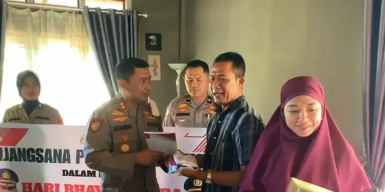 Peringati Hari Bhayangkara ke-79, Kapolres Luwu Timur Anjangsana Ke Purnawirawan dan Warakawuri 