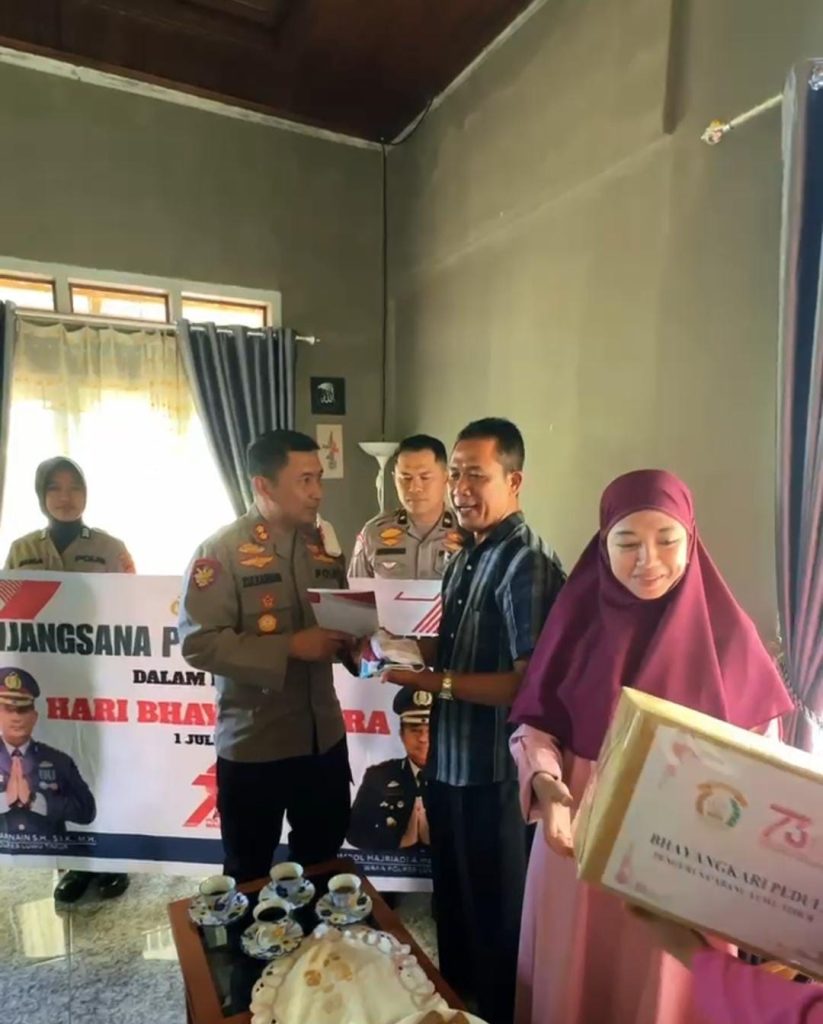 Peringati Hari Bhayangkara ke-79, Kapolres Luwu Timur Anjangsana Ke Purnawirawan dan Warakawuri 