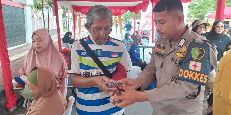 Semarak HUT Bhayangkara ke-79, Polres Gowa Hadirkan Pemeriksaan Kesehatan, Pengobatan Gratis, dan Pembagian Kacamata di CFD