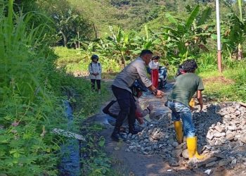 Bhabinkamtibmas Polsek Bonggakaradeng Polres Tator Gotong Royong Bersama Warga Perbaiki Jalan Rusak