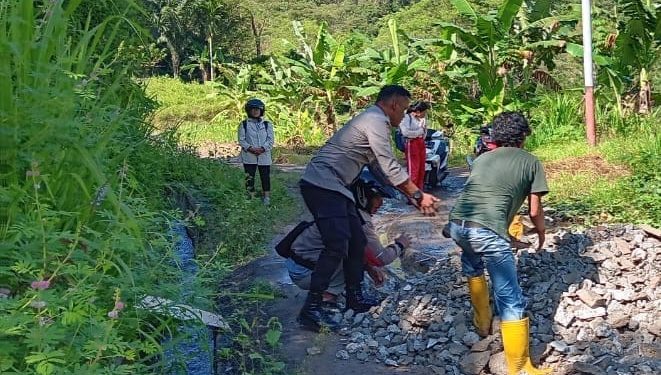 Bhabinkamtibmas Polsek Bonggakaradeng Polres Tator Gotong Royong Bersama Warga Perbaiki Jalan Rusak
