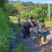 Bhabinkamtibmas Polsek Bonggakaradeng Polres Tator Gotong Royong Bersama Warga Perbaiki Jalan Rusak