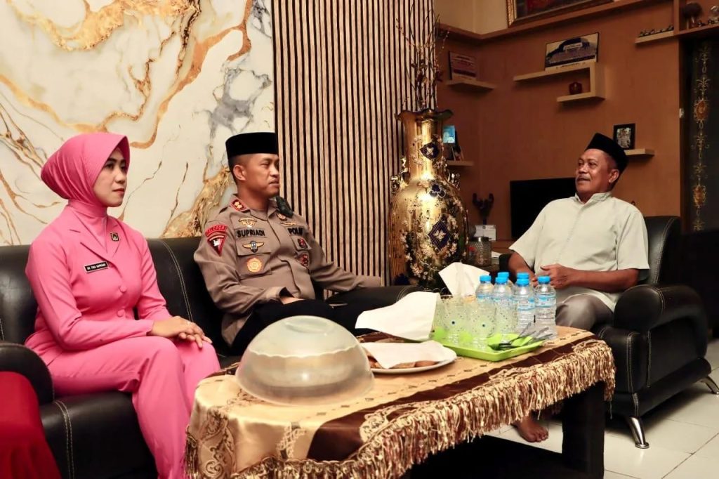 Dalam Rangka HUT Bhayangkara ke-79, Kapolres Takalar bersama Ketua Bhayangkari Anjangsana ke Purnawirawan