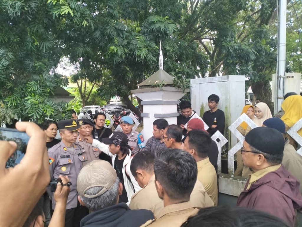 Personel Polres Pinrang Lakukan Pengamanan Unras Serta Lerai Mahasiswa dan Satpol PP 
