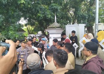 Personel Polres Pinrang Lakukan Pengamanan Unras Serta Lerai Mahasiswa dan Satpol PP 