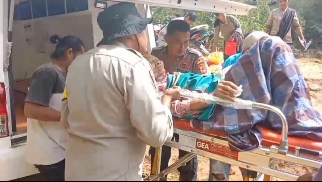 Personel Polres Tator Bantu Evakuasi Pasien dan Bersihkan Longsor di Mappak