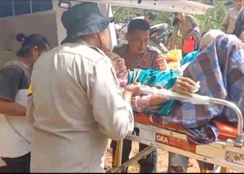 Personel Polres Tator Bantu Evakuasi Pasien dan Bersihkan Longsor di Mappak