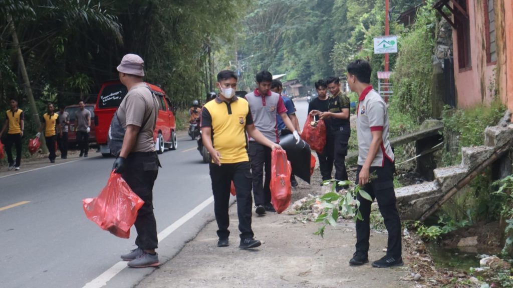 Peringati Hari Lingkungan Hidup Sedunia, Polres Toraja Utara Gelar Aksi Bersih-bersih di Jalan