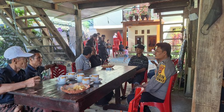 Antisipasi Premanisme, Bhabinkamtibmas Polres Tator Sambangi Warga dan Berikan Imbauan